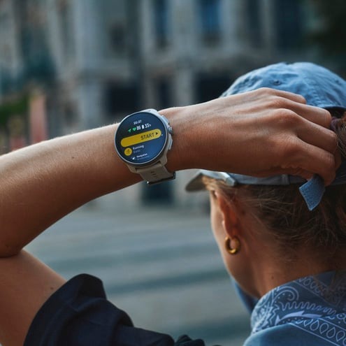 suunto-race-feather-gray-on-wris